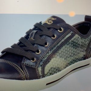 Size 8 camouflouge clear sequins Brown sneakers Excellent condition.